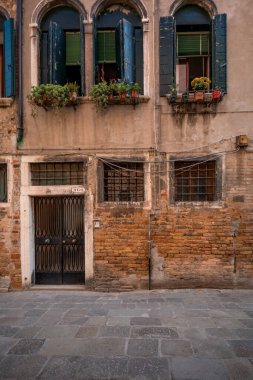 Venedik, İtalya, 07.04.2019 Eski Venedik binasının ön cephesi, yakın görüş