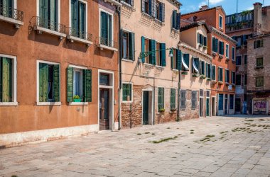 Venedik, İtalya, 07.04.2019: Calle Larga dei Bari sokağının manzarası, tarihi merkeze yakın.. 