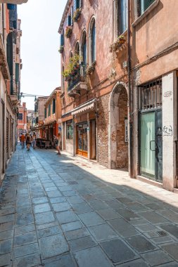 Venedik, İtalya, 07.04.2019: Şehrin tarihi merkezine giden Calle Dei Tentor dar sokağı.