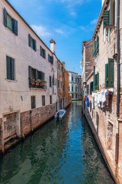 Venedik, İtalya, 07.04.2019 Dar Venedik kanalı ve sudaki eski evler.