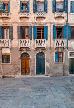 Venedik, İtalya, 07.04.2019: Calle Bajamonte Tiepolo sokağının manzarası, eski binaların cephesi
