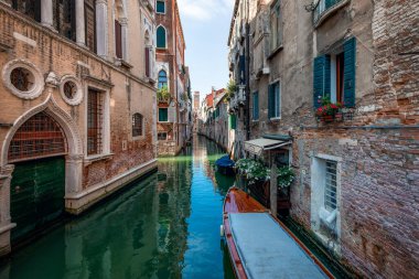 Venedik, İtalya, 07.04.2019 San Marco Meydanı yakınlarındaki dar Venedik kanalı manzaralı