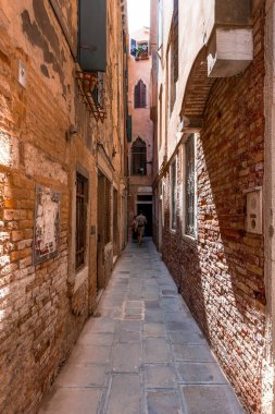 Venedik, İtalya, 07.04.2019: Calle Bernardo 'nun Venedik dar caddesi şehrin tarihi merkezine açılıyor.