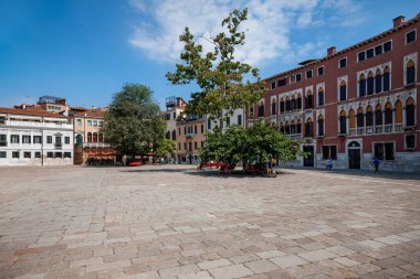 Venedik, İtalya, 07.04.2019: Campo San Polo 'nun peyzaj manzarası - Piazza San Marco' dan sonra en büyük ikinci Venedik halk meydanı