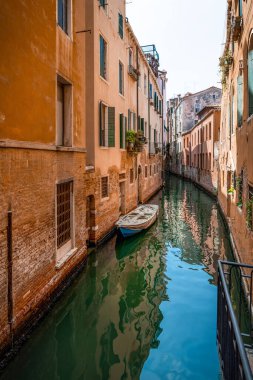 Venice, İtalya, 07.04.2019 Campo San Polo Meydanı yakınlarındaki Dar Venedik Kanalı