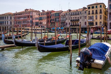 Venedik, İtalya, 07.04.2019: Büyük Kanal 'a ve Rialto Köprüsü yakınlarındaki Riva del Vin caddesindeki renkli eski evlere bakın..