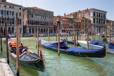 Venedik, İtalya, 07.04.2019: Riva del Vin caddesinden Büyük Kanal 'a bakın, Rialto Köprüsü yakınlarındaki gondollar sokağa kenetlendi..