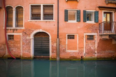 Venedik, İtalya, 07.04.2019. Venedik 'in sudaki geleneksel binasının cephesi.