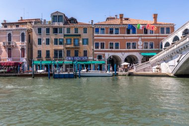 Venedik, İtalya, 07.04.2019: Büyük Kanal 'a bakın, Riva del Vin caddesinin renkli eski evleri.