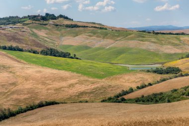 Hasat zamanı Siena Eyaleti, Toskana, İtalya 'da Ascanio bölgesinin tarımsal panoramik manzarası