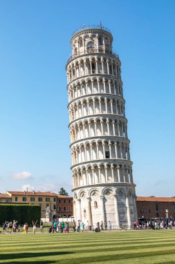 Pisa, İtalya - 21 Haziran 2019: Güneşli yaz gününde Eğik Pisa Kulesi manzarası.