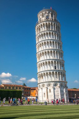 Pisa, İtalya - 21 Haziran 2019: Güneşli yaz gününde Eğik Pisa Kulesi manzarası.