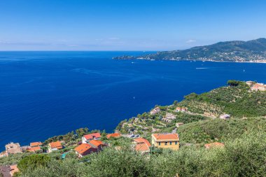 Chiavari 'den Ligurian sahil kenarı Portofino bölgesi ve Akdeniz, İtalya' ya panoramik manzara