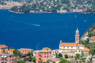 Chivari, İtalya, 23 Haziran 2019 - Zoagli kasabasının ve Chiesa Di San Pantaleo 'nun ön plandaki evleri Portofino Körfezi, Punta Pagana bölgesi, Chiavari manzarası