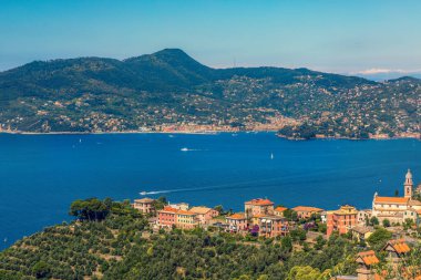 Chiavari 'den Ligurian sahil kenarı Portofino bölgesi ve Akdeniz, İtalya' ya panoramik manzara