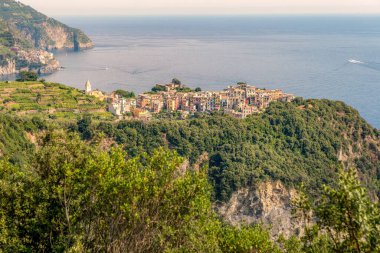 Ligurian deniz manzarası ve Cinque Terre bölgesindeki Corniglia köyü manzarası, İtalya