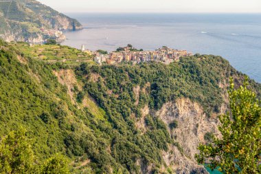 Ligurian deniz manzarası ve Cinque Terre bölgesindeki Corniglia köyü manzarası, İtalya