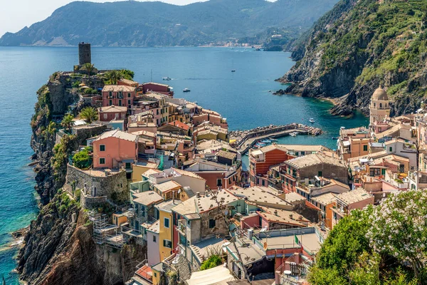 Krajinářský Pohled Domy Vesnice Vernazza Oblasti Cinque Terre Horské Útesy — Stock fotografie