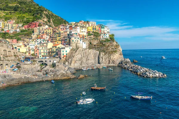İtalya Cinque Terre 'deki Manarola köyünün panoramik manzarası