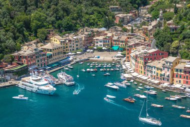 Portofino sahili manzaralı geleneksel renkli evler, çok sayıda yat ve gemi barındıran liman Castello Brown, Liguria, İtalya manzaralı.