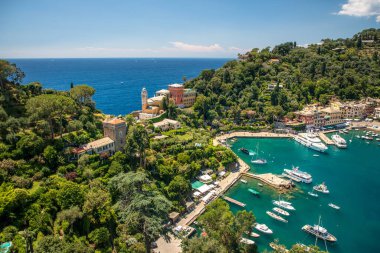 Portofino sahil bölgesinin panoramik genel görünümü, çok sayıda yat ve gemi barındıran liman, Castello Brown, Liguria, İtalya manzarası