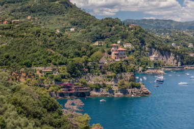 Portofino sahil bölgesi ve Baia Cannone 'un panoramik manzarası, Castello Brown, Liguria, İtalya