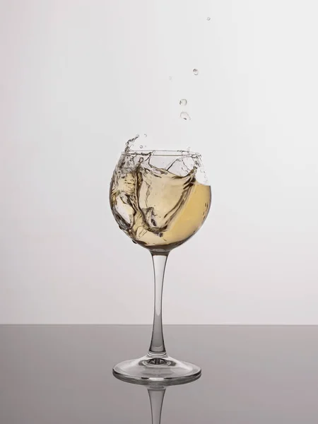 Splashes White Wine White Background Glass Glass — Stock Photo, Image