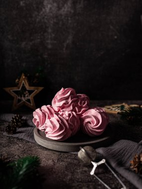 Marshmallow, koyu bir arka planda lokum. Çilek aromalı pembe kabarık lokum. Yeni yıl için tatlılık. Koyu arkaplan.