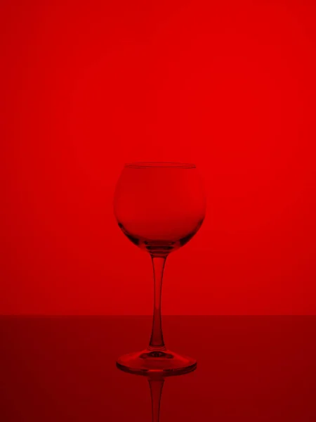 Bicchiere Vino Fondo Rosso Vetro Sul Vetro — Foto Stock