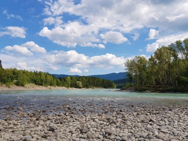 Altai Dağları 'nın engin dağlarındaki dağ nehri. Katun Nehri. Gökyüzü açık, güneş
