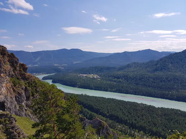 Altai Dağları 'nın engin dağlarındaki dağ nehri. Katun Nehri. Gökyüzü açık, güneş