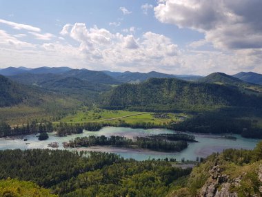Altai Dağları 'nın engin dağlarındaki dağ nehri. Katun Nehri. Gökyüzü açık, güneş