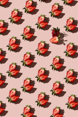 Pembe arka planda renkli çilek deseni. Üst Manzara. Bir dut kesildi. Desen