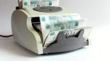 Elektronik para sayacı faturaları sayar. Banknotların değeri 1000 ruble. Video sayacı ruble sayıyor. Rubleleri daktilo sayar.