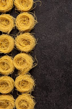 Kapellini spagettisi. Koyu bir yapısal arka plan. Kopyalanacak yer de var. Üst Manzara. Kopyalama alanı