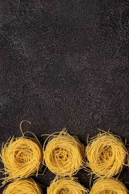 Kapellini spagettisi. Koyu bir yapısal arka plan. Kopyalanacak yer de var. Üst Manzara. Kopyalama alanı