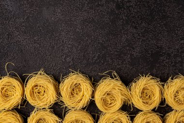 Kapellini spagettisi. Koyu bir yapısal arka plan. Kopyalanacak yer de var. Üst Manzara. Kopyalama alanı