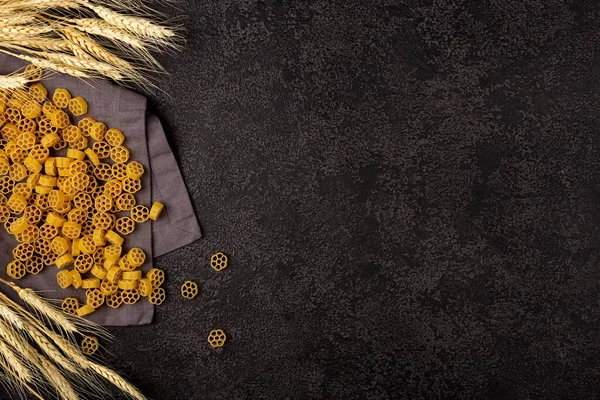 Una Pila Pasta Amarilla Cruda Sobre Una Servilleta Gris Lino — Foto de Stock