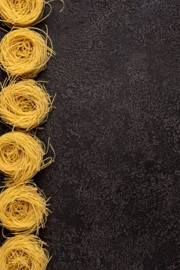 Kapellini spagettisi. Koyu bir yapısal arka plan. Kopyalanacak yer de var. Üst Manzara. Kopyalama alanı