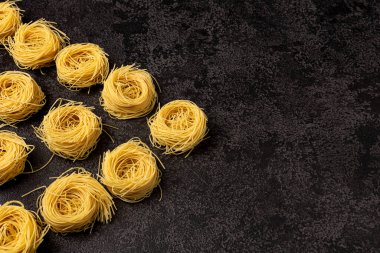 Kapellini spagettisi. Koyu bir yapısal arka plan. Kopyalanacak yer de var. Kopyalama alanı