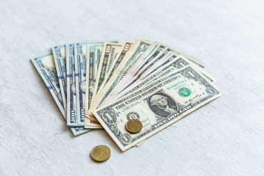 Beyaz arka planda farklı dolar banknotları. Bir vantilatör gibi dağılın. Finans