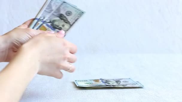 Крупный План Руки Пересчитывающие Деньги Американские Доллары Видео — стоковое видео