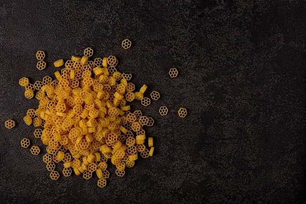 Una Pila Pasta Amarilla Cruda Aislada Sobre Fondo Estructural Oscuro — Foto de Stock