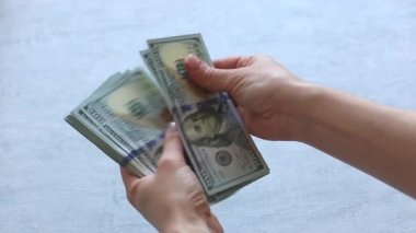 Yakın plan çekimler Amerikan dolarlarını sayıyor Amerikan dolarlarını elle sayıyor. Video