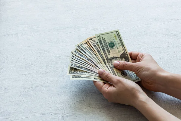 Beyaz arka planda farklı dolar banknotları. Bir vantilatör gibi dağılın. Finans