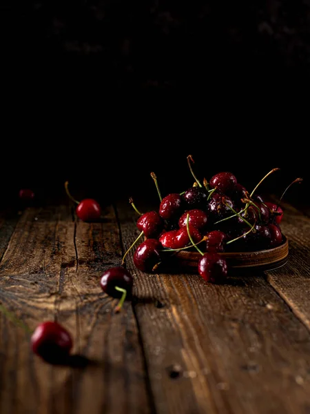 Group Cherries Dark Wood Table Background Juicy Fresh Cherry Berries — Stock Photo, Image