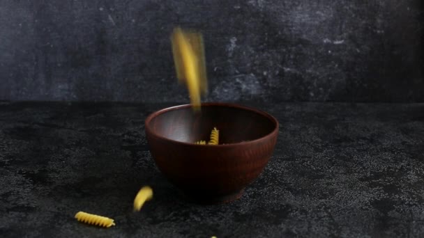 Gelbe Klassische Pasta Wird Einen Keramischen Beigen Teller Gegossen Rohe — Stockvideo
