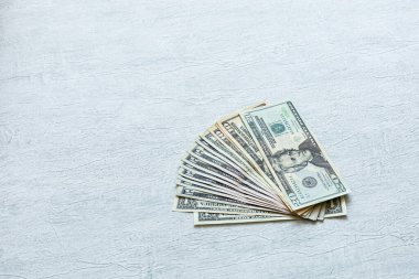 Beyaz arka planda farklı dolar banknotları. Bir vantilatör gibi dağılın. Finans