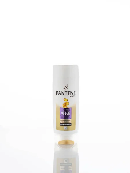 Arka planda şampuan Pantene PRO-V