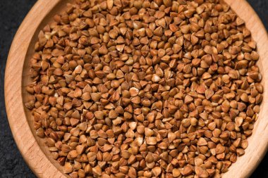 Tahta bir kasede kurutulmuş karabuğday.